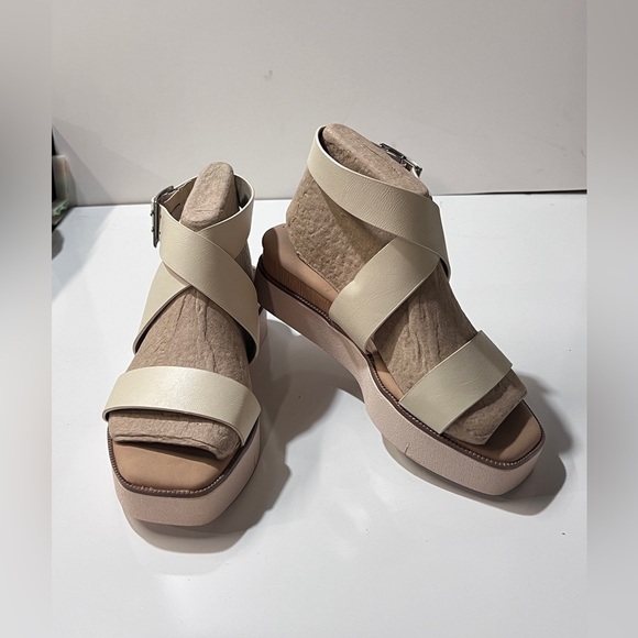 JOURNEE COLLECTION Cream ankle strap platform sandals size 7. - Picture 3 of 10